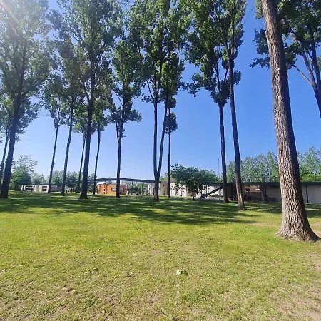 شقة Lakeside Apartmanhaz