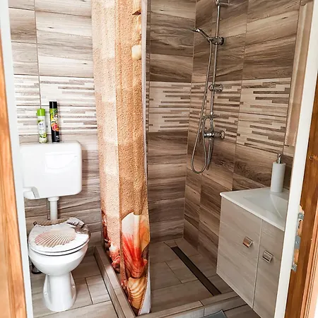 شقة Lakeside Apartmanhaz